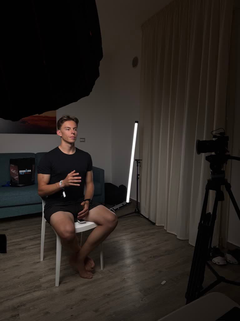 Pavel Sedláček s kamerou při natáčení.
